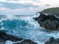 Eine hohe Welle rollt auf die Lavaküste zu - Silveira - Pico